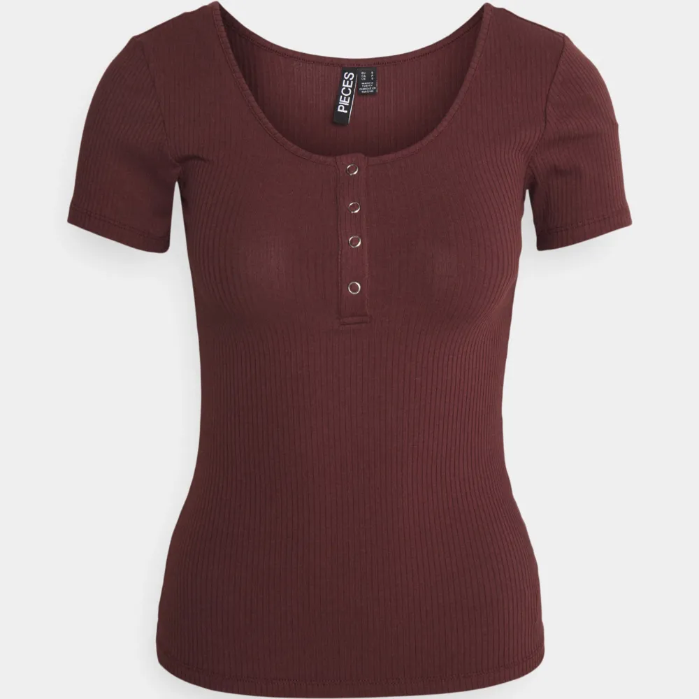Säljer denna jättefina vinröda tröjan som är från zalando! Nyskick❤️. T-shirts.