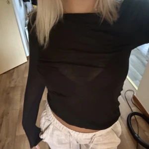 Intimissimi - Tröjan från Tezenis som är en dupe av Intimissimi. Av samma ägare. Den är slutsåld på nätet, jag har storlek S. Loggan i nacken syns bara i vissa ljus och syns inte igenom. Skriv för flrr bilder!