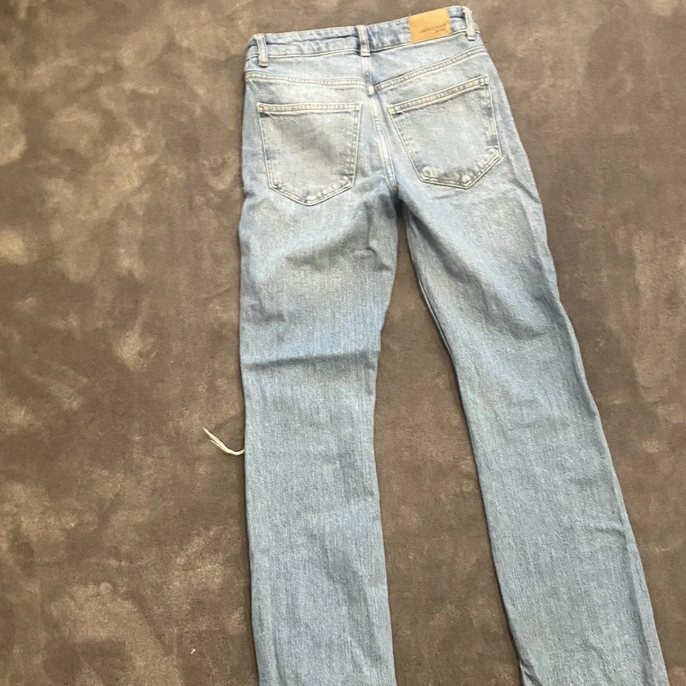 Gina tricot full length Flare jeans i storlek 34, ny skick.💘 ny pris 500. Jeans & Byxor.