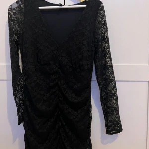 Klänning  - Svart klänning med jättefint mönster. Passar stl xs-m. 🤍