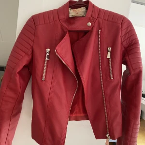 Röd skinnjacka (vegan)  - Röd skinnjacka (vegan) från Chiquelle i mycket bra skick. Nypris 700kr, slutsåld på Chiquelle. Storlek 38. Skriv gärna för fler bilder