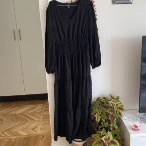 Långklänning  - Långklänning från SHEIN i storlek XL men passar mig som är en lång M/L. Endast använd 1 gång och efter det bara legat i garderoben. Nypris 269kr