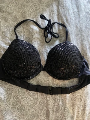 Calzeldonia bikini topp - Säljer min svarta bikini topp från calzeldonia som tyvärr inte kommer till användning. Säljer för 200kr+ frakt 🫶