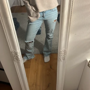 Ljusblå lågmidjade jeans  - As snygga ljusblå jeans som tyvärr inte passar mig längre😍😍 Innebenslängden: 75cm Mått rakt över midjan: 36