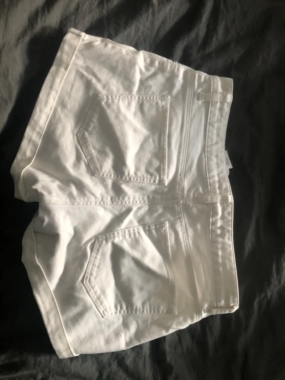 Vita shorts från H&M. Passar inte mig så jag säljer. Dessa är också ungefär low waist. Dem är i bra skick men knappen har förlorat lite guldfärg. 🤍. Shorts.