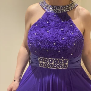 Festklänning❤️‍🔥 - Jätte söt lila klänning perefekt för bröllop! Köpt i dubai för 3000kr och använd endast en gång! Säljer för 2000kr men priset går att diskuteras🩷😘