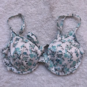 Blommig bikini  - Blommig bikiniöverdel, aldrig använt! Passar B/C/D kupa.