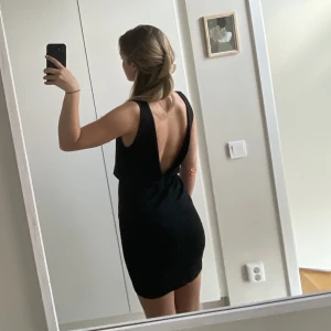 Klänning - Svart klänning med öppen rygg. Formar kroppen fint💞Märket Minimum, storlek S