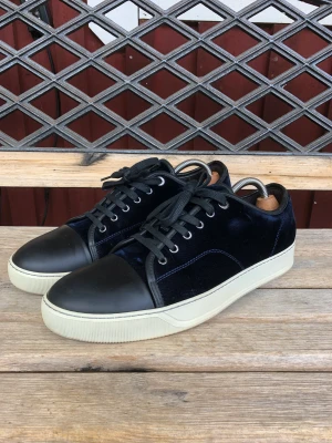 Lanvin velvet cap toe  - Säljer dessa fräscha skorna som är perfekta till sommaren. Storlek 45 (UK 10) skick 8/10 lite använda men inga större fel alls. Tyvärr ingen box eller kvitto men garanterar äkthet. Nypris 4400kr.