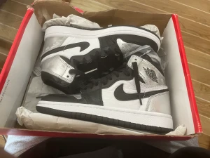 JORDAN 1 RETRO HIGH SILVER TOE - Säljer dessa småslitna Jordan 1 pga storleksfel. Dom har använts ett fåtal gånger men har lite brister på hälsena.
