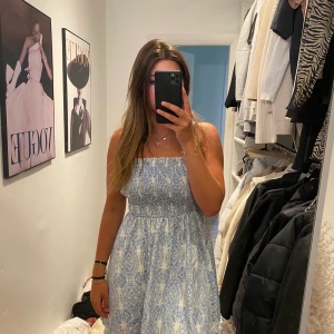 Blå bandå klänning - En så söt liten klänning perfekt till sommaren