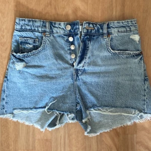 Jeans shorts  - Jätte fina högmidjade shorts med slitning, kommer dock inte till användning.  Använt max 2-3 gånger! 