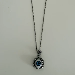 Halsband  - Ett halsband som är unikt och är inte mycket använd. 