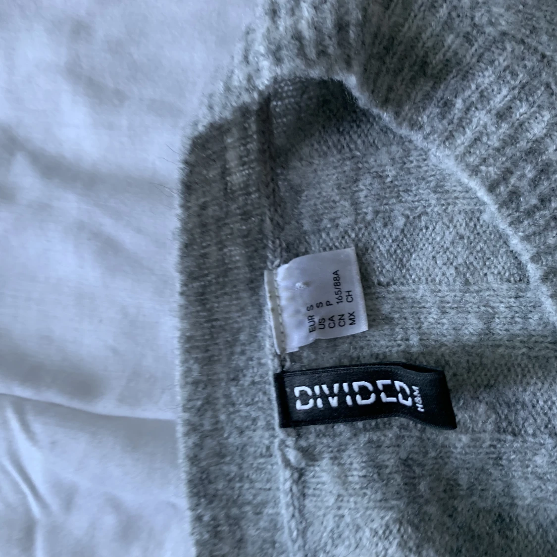 Stickad, grå tröja  - 90