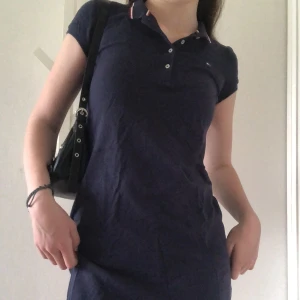 Tommy Hilfiger klänning  - Mörk blå, vit och röd Tommy Hilfiger klänning, passar med massa kläder, älskade den har men blev snabbt för liten för mig💖 (läs bio) 