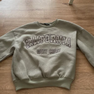 Tröja  - En fin tröja bara lite nopprig annars jätte fin