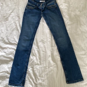 Pepe jeans low Waits  - Nyskick, enbart använda en gång. Säljer pgr av att dem inte kommer till användning. Str 28 längd 34, små i storleken men stretchiga. Pris går att diskutera💕