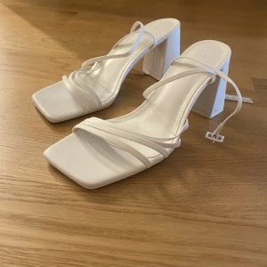 Vita klackar - Jättesköna att gå i samt att man kan ha de en hel kväll utan att de gör ont💗aldrig använda utan bara testade 