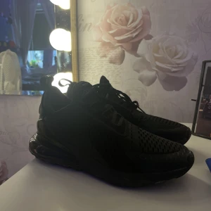 Nike air Max 270 - Jag vill sälja mina Nike air Max 270 dem är köpta för några månader sedan men knappt använda, eftersom dem är i så bra skick och knappt använda kommer jag sälja dem för 1.400kr 