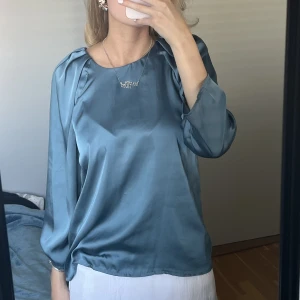 Blus  - Säljer denna sjukt vackra blus i siden 