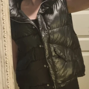 Svart puffer väst  - En svart puffer väst i storlek S men är oversized. Helt oanvänd så i bra skick. Jättefin men har inget som passar med den och har därför inte använt den. Kan diskutera priset. 