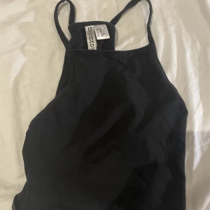 Gullig divided topp  - En jätte gullig sommartopp som passar med alla sorts byxor och kjolar, använd cirka 3 gånger och är i storlek XS