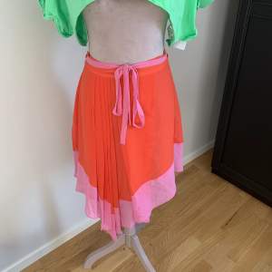 Säljer en helt oanvänd rosa fladdrande kjol från märket Monsoon Fusion i storlek 38.💓