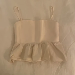 Volang topp - Säljer denna super gulliga volang topp från zara. Strl s, använd ca 3 gånger så är i ny skick. Perfekt nu till sommarn! 💞☀️den är krämvit.