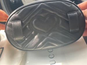 Gucci väska  - En helt ny väska som är oanvänd fått den i priset och använde aldrig.  Kvitto finns ej men serienummer kan man se igenom att den är äkta.  Kan tänkte mig gå ner i priset.  Väskan fraktas inte köps på plats kan mötas överallt i Skåne 