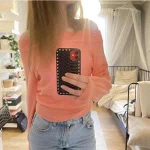 Off shoulder tröja - Säljer dena super fina stikade off shoulder tröja som inte kommer till användning längre 