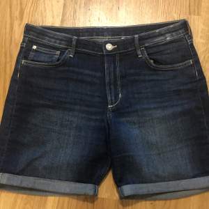 säljer denna mörkblåa lågmidjan shorts i storlek M men passar L också! 💕(kommer Tyvär inte ihåg vart jag köpte den från 😭)