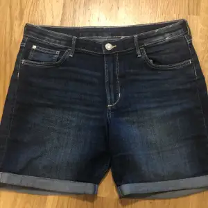 säljer denna mörkblåa lågmidjan shorts i storlek M men passar L också! 💕(kommer Tyvär inte ihåg vart jag köpte den från 😭)