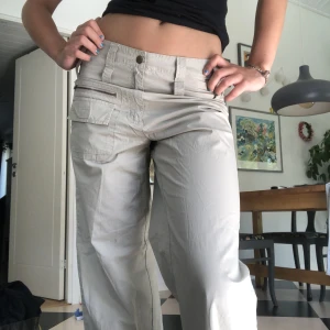 Cargo byxor - Cargo byxa med detaljer