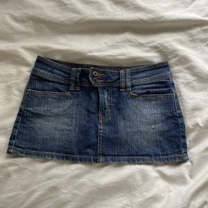 Low waist jeanskjol - Supersnygg lågmidjad jeanskjol från märket Lee som tyvärr är lite mer för liten för mig som brukar ha s/m i kjolar. Köpt på secondhand utomlands  . Storleken som står är AU 10, vilket motsvarar en S, men jag skulle säga att den passar XS/S❤️❤️❤️