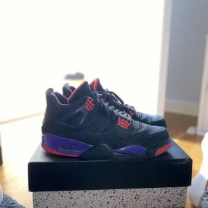 Jordan 4 Retro Raptors - Vann dessa på raffle för ett par år sedan. Har använt dom Max kanske 3 gånger. Crease skydd finns inne i skorna. Condition 9.5/10. Nypris kostar storlek 9.5 US dvs 43 EU runt 10.000kr  på restocks och runt 700$ på stockx. Kvitto finns ej. 