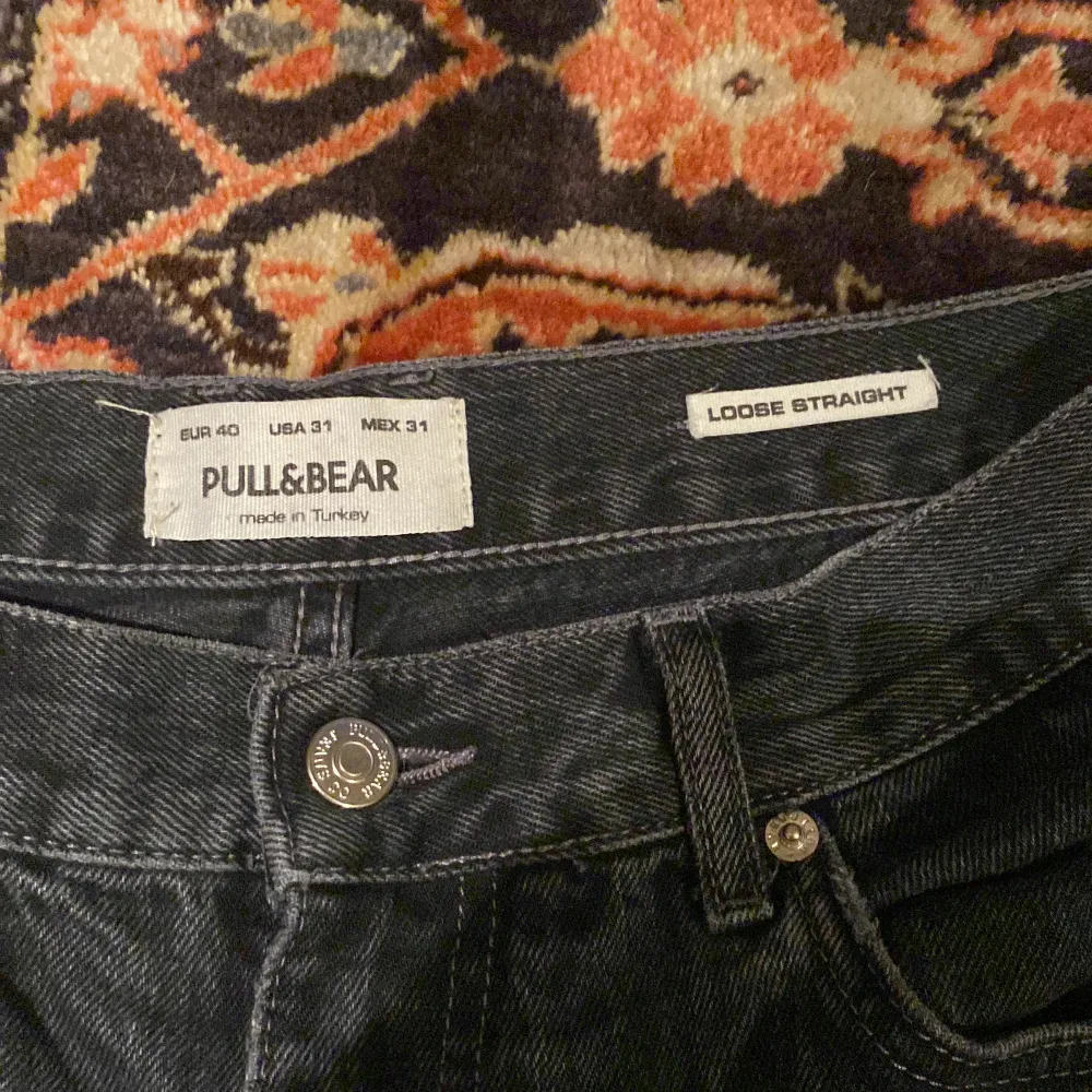 Ett mycket snyggt par pull and bear baggy jeans i utmärkt skick. Midjan skulle jag säga är runt en 31. Baggy och lös rak passform. Meddela mig om priset vid intresse 😃. Jeans & Byxor.
