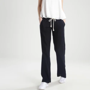 Roxy linnebyxor🖤 - Säljer mina populära Roxy linnebyxor i svart. Använda fåtal gånger så är i väldigt bra skick. Skriv för fler bilder🩷🩷 