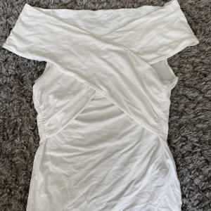 Söt top - Supergullig typ men kommer ej till användning. Använd Max 3 gånger, nypris 300kr