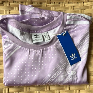 Lila klänning Adidas - Jättefin klänning men lite för stor och säljs därav! Sidenliknande tyg i lila som skimrar 💜💜
