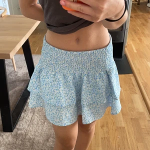 Volang kjol - En jötte fin blå blommig volang kjol som inte kommer till användning. Knappt använd och är i nyskick. Köparen står för frakt❤️