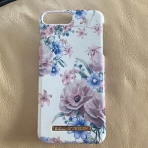 Ideal of Sweden  - Säljer det här fina mobilskalet från Ideal of Sweden. Jag köpte den till en iPhone 6p men jag tror den funkar för iPhone 8 också. Använde skalet bara ett fåtal gånger så den både ser och funkar perfekt! Nypris: 249kr💞