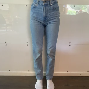 70s high slim straight  - Säljer pågrund av att dom inte längre passar. Använda ett fåtal gånger så dom är i väldigt fint skick.