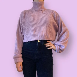 Stickad tröja med polokrage - Lila stickadtröja med hög och tjock polokrage, perfekt för vinter med stil. Plagget köptes hos H&M för länge sedan och är fortfarande i superbra skick! (100% Akryl) 