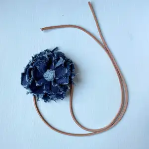 Jeans blomma på ett lädersnöre, ha den som ett choker halsband eller var du tycker den är fin. Gjord av mig. För mer jeans upcycling www.SbyIsabelle.com