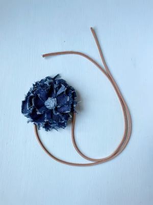 Denim floder necklace - Jeans blomma på ett lädersnöre, ha den som ett choker halsband eller var du tycker den är fin. Gjord av mig. För mer jeans upcycling www.SbyIsabelle.com