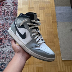 Air Jordan 1 smoke grey - Jordan 1s smoke grey storlek 45 ser helt nya ut köpt för tre månader sen men säljer dem för att jag knappt använde dem, köpt från we got them.com helt äkta för 3000kr, boxen ingår.