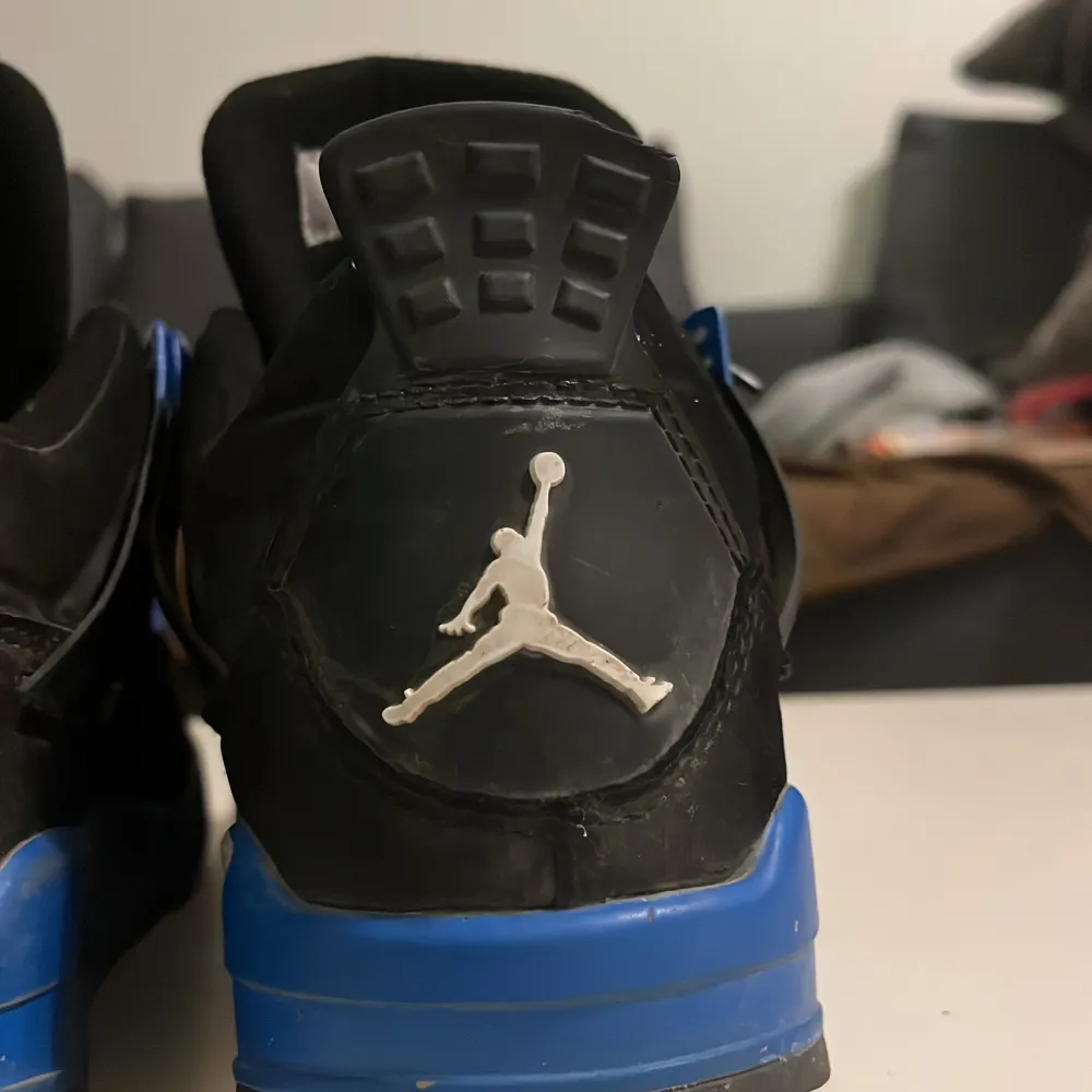 Säljer dessa Jordan 4 pågrund av att de är för stora och inte riktigt min stil köparen står för frakten priset är inte hugget i sten.. Skor.