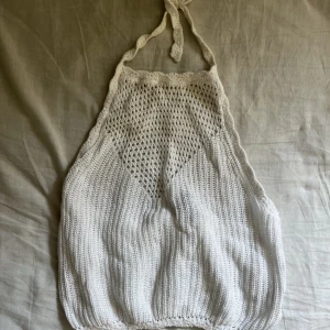 Halterneck linne - Vitt stickat linne med öppen rygg och knytning i nacken. Kom privat för fler bilder.