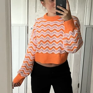 Mönstrad stickad tröja  - Lite kortare stickad tröja med snyggt och färgglatt mönster. Använd fåtal gånger.