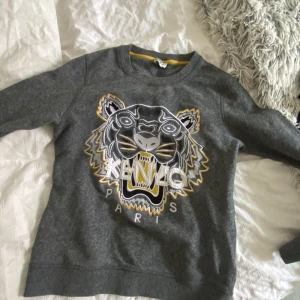 Kenzo tröja  - Köptes 2018 på Nk. Jättefint skick , inga hål eller skador. 